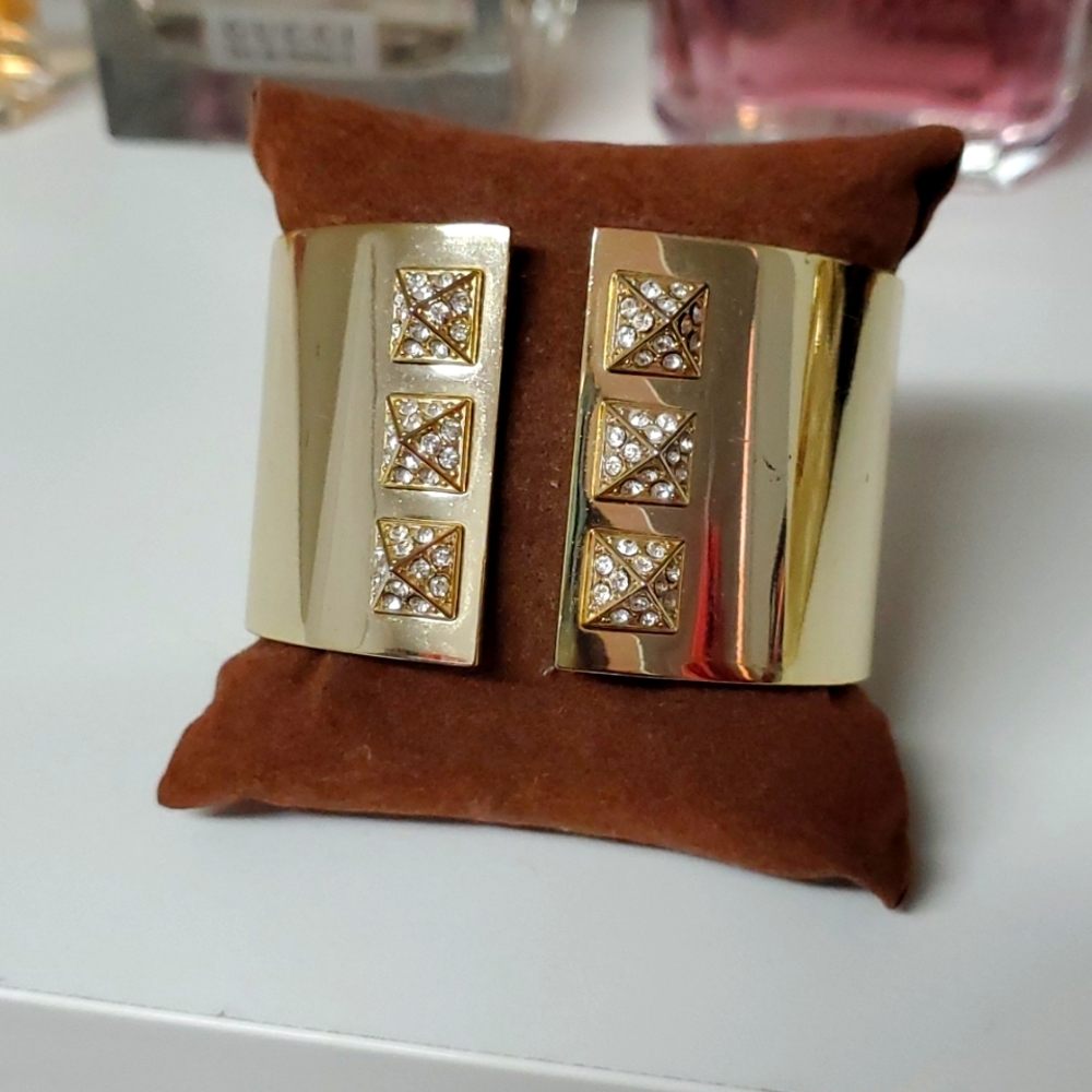 Bracelet (cuff)